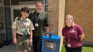Auburn student builds, donates little libraries to elementary schools